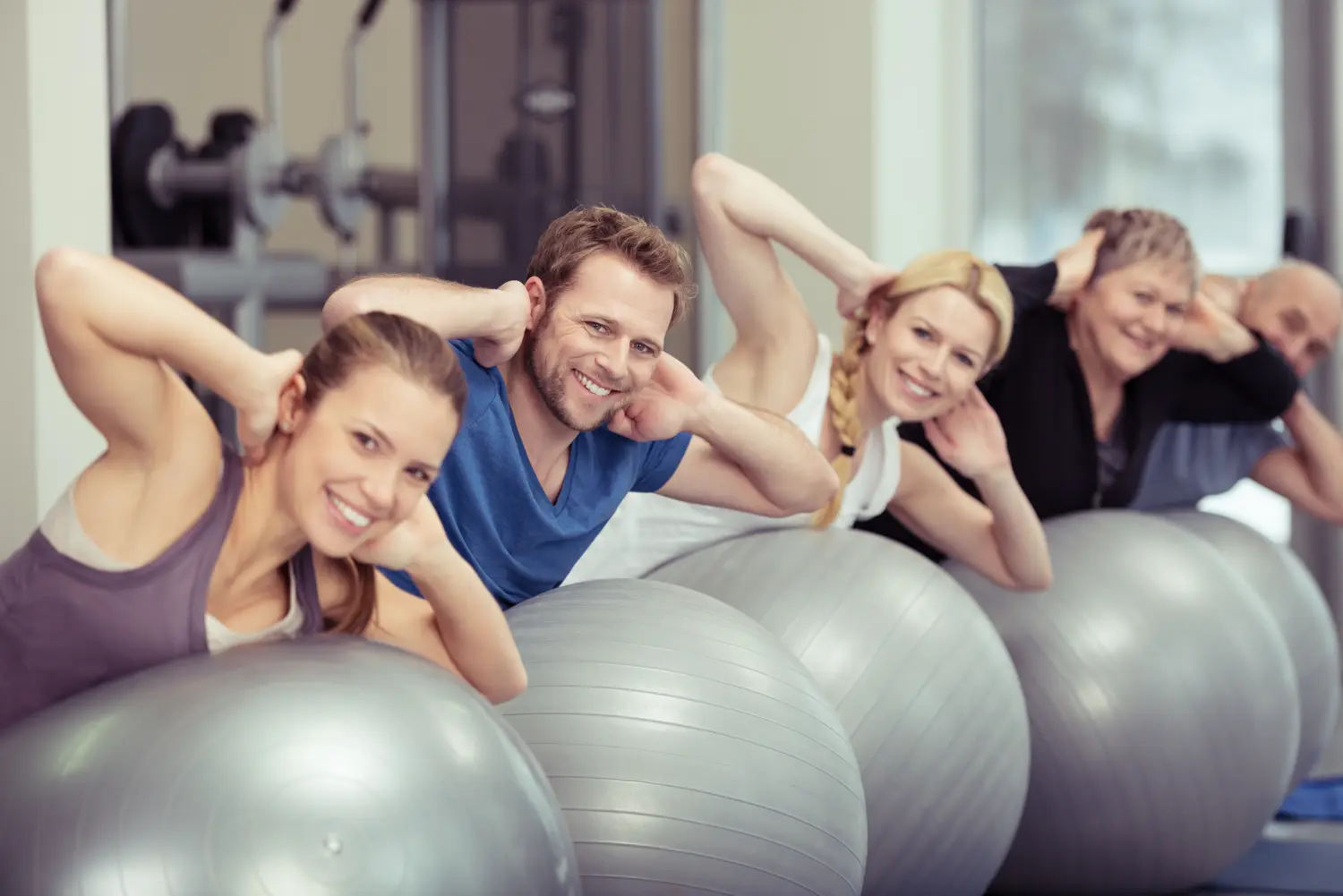 Gruppe trainiert zusammen im fitness-raum